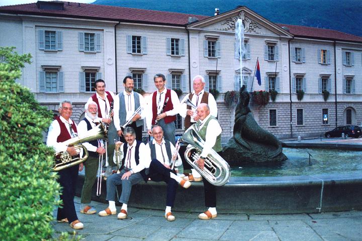 bandella al completo davati alla foca.jpg